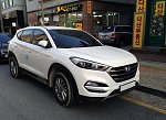   Hyundai Tucson      (Polar White).